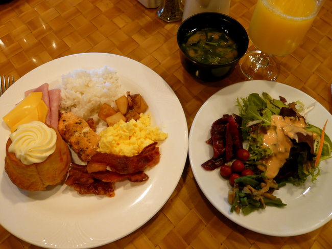 朝ごはんはホテルのレストランで。<br />ビュッフェスタイルです。<br />いつものことながら朝食はもりもり。<br />パンもごはんも<br />みそ汁もオレンジジュースも飲んじゃう！