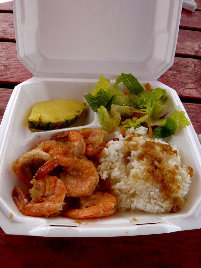 プレートランチはこんな感じ。<br />いろいろ味付けが選べるけど<br />ガーリックシュリンプにしました。<br />エビがぷりぷりで<br />ガーリックの味付けが最高！<br />おいしかったです★