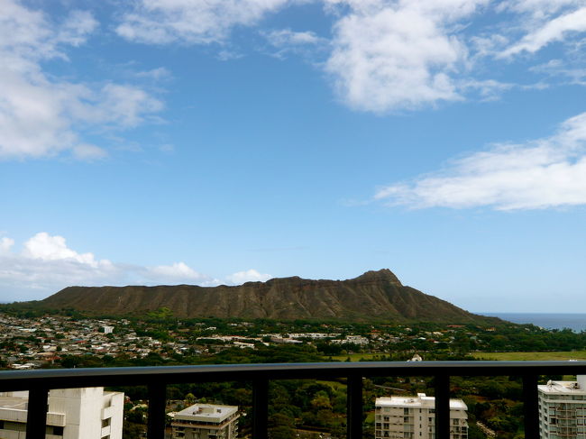 ラナイでぼーっとしながら見るのは<br />このダイヤモンドヘッドの風景。<br />あー気持ちいい。<br />ラナイからの眺めって重要ですね。