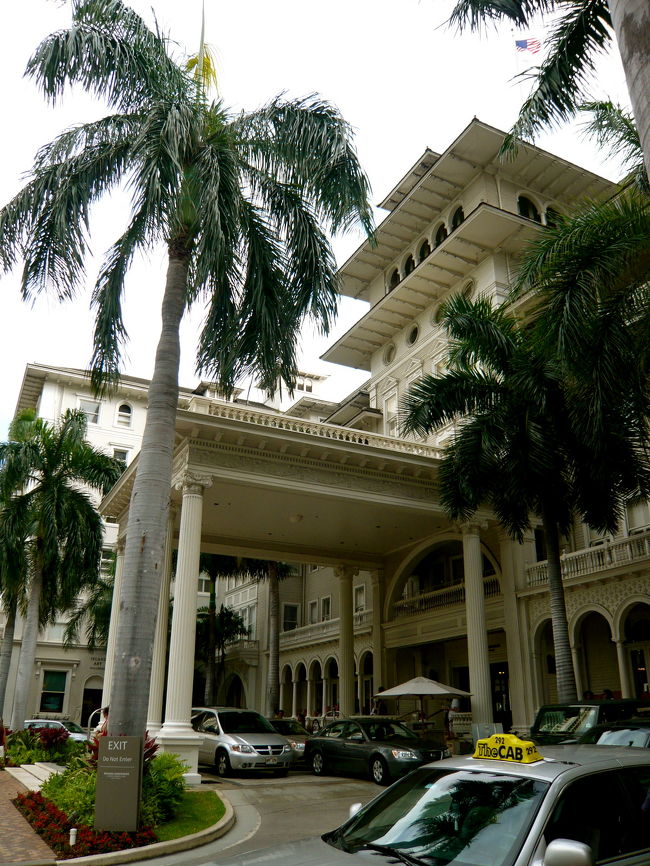 ホテルで休んだら<br />今日のディナーの場所までぷらぷら。<br />あこがれのモアナ サーフライダーホテル。<br />この優雅な姿がステキです。<br />いつか泊まってみたいな★