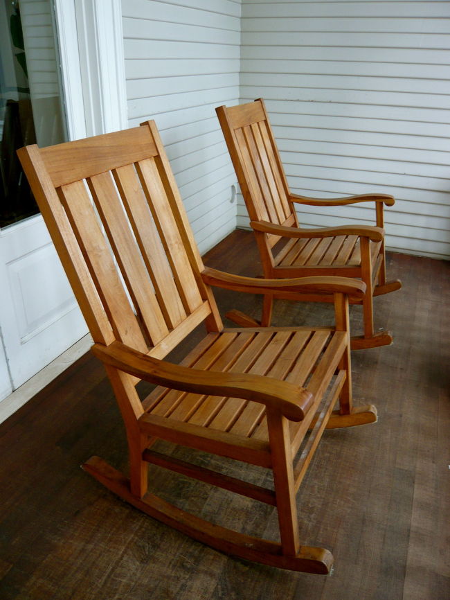 モアナ サーフライダーの玄関口には<br />こんなロッキングチェアがあります。<br />しばし座って、またぼーっと。<br />道行くひとを眺めるのも、楽しいひととき。