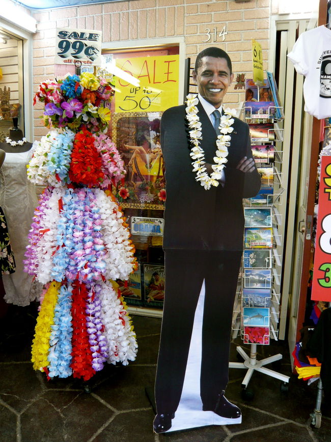 おみやげもの屋さんの店先に<br />オバマ大統領を発見！<br />そっかー彼の故郷ですもんね。<br />アロハー★