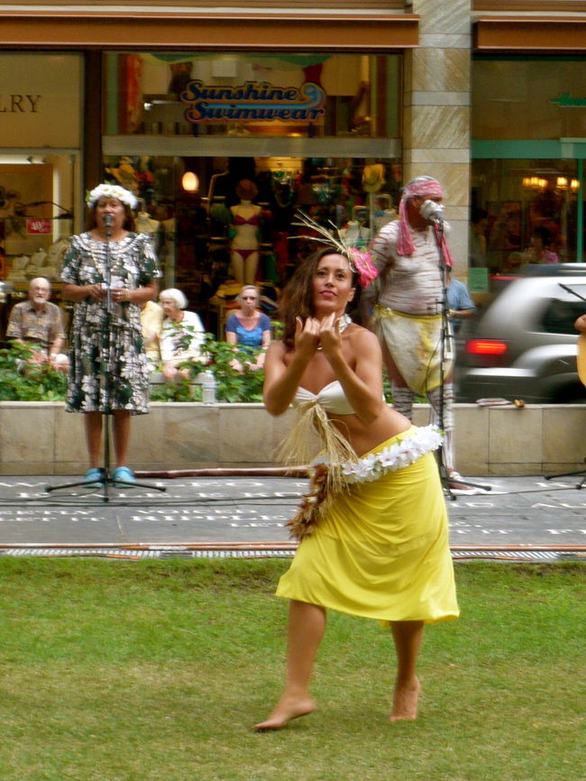 ワイキキビーチウォークのあたりを歩いていたら<br />フラのショーをやってました。<br />優雅な動きにうっとり。<br />後ろで歌うひとの歌声もステキ。