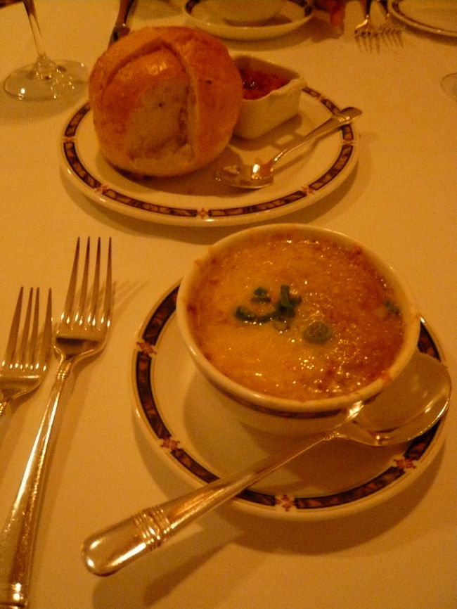 今日のディナーは<br />ハイアットリージェンシーの中の<br />コロニーというレストランで。<br />このディナーだけツアーに付いているのです。<br />コースの始めはオニオンスープ。<br />これがめっちゃおいしいー★