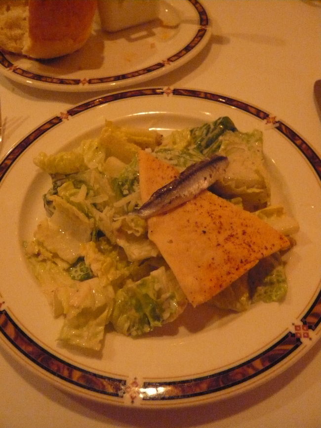 次はシーザーサラダ。<br />ボリュームたっぷりでうれしい。