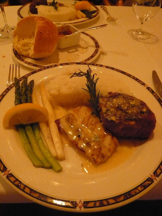 じゃーん<br />メインのステーキと横にはお魚料理も！<br />一度にふたつ食べられるなんて、しあわせー。