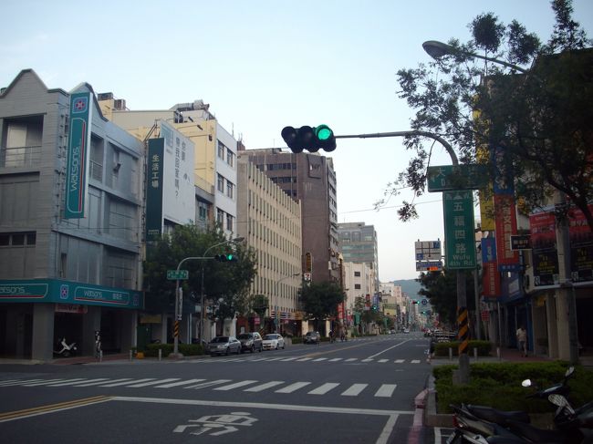 朝の散歩です<br />今朝4時に起きてしまいました<br /><br />（これから台湾にいる間4時頃起きる）日本時間5時なので、いつもと変わらない時間（ー1時間）体は日本時間なのか？<br />