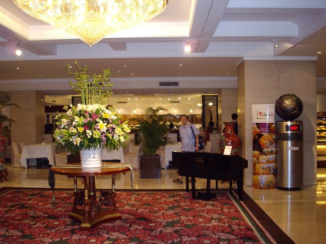 1時間程散歩してきてこれからバイキング朝食です<br /><br />ホテルでの朝食写真撮り忘れましたので、ロビーを・・・・。<br /><br />品数豊富満足です<br />