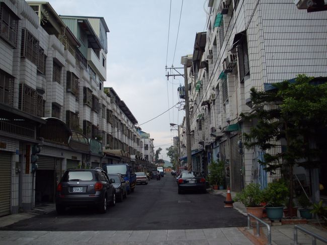 これから徒歩で龍虎塔向かいます途中路地