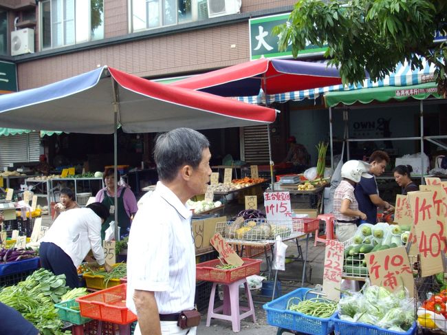 地元の人達の市場<br /><br />生もの魚、肉この暑さなのに板の上に並んでいます<br />衛生的に大丈夫か心配です<br />バナナがひと房というか15元でした安い