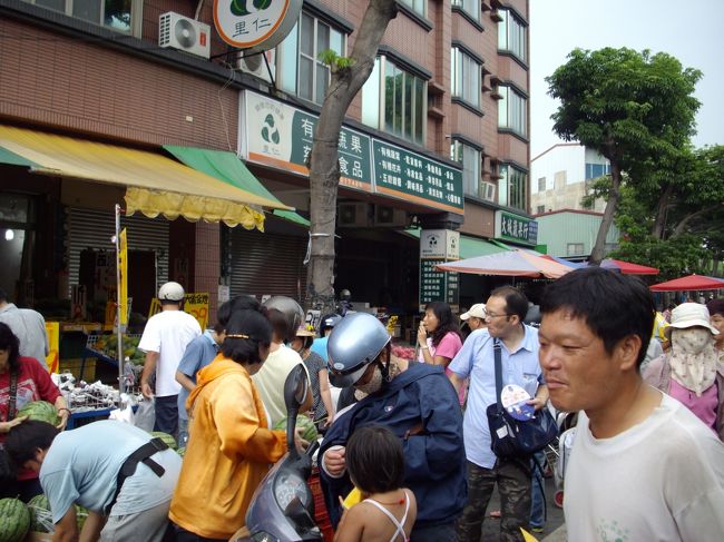 すごい活気です<br />リヤカーに足引かれました