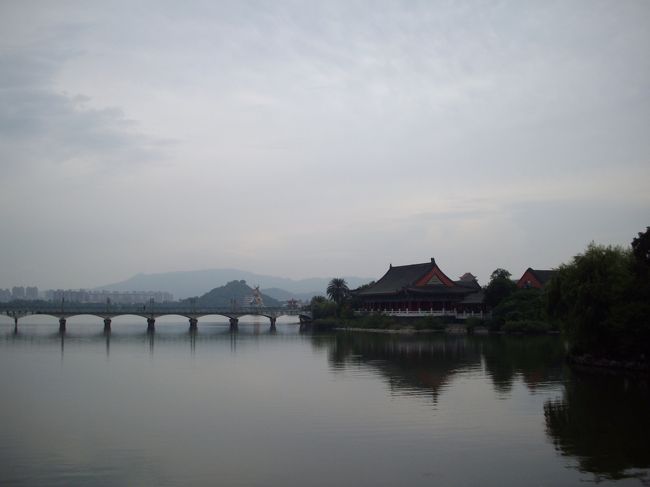 結構歩いています。それらしき感じの所にきましたが、龍虎がありません<br />友人が釣り人に聞いてこの先との事<br /><br />暑くてもう足も痛いしタクシーと思い<br />しかしこんな時タクシーが通りません