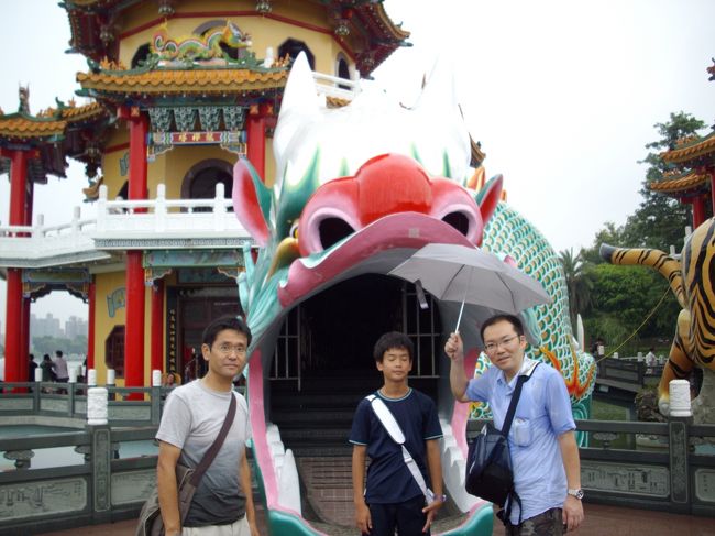 龍から入って悪行がとれ虎からでると善人になれるとの事<br />はたして善人になれるでしょうか？<br /><br />入館料無料（心付けと龍のしっぽの所でおばさんが言ってました）<br />お賽銭みたい私は5元<br />友人はこの塔上にのぼっていきました。私は断念