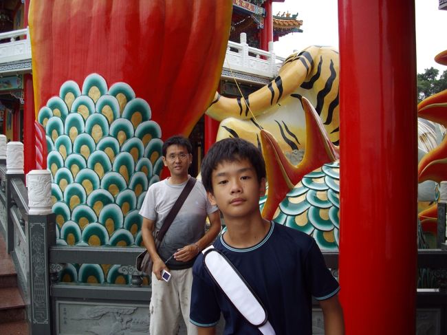 もう歩くのをあきらめタクシーで歴史博物館へ向かいます<br />２５０元くらいだったか