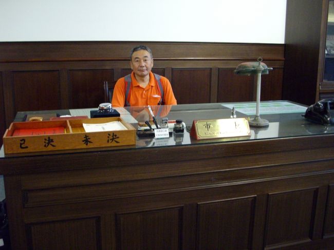 歴史博物館で高雄市長の椅子で1枚