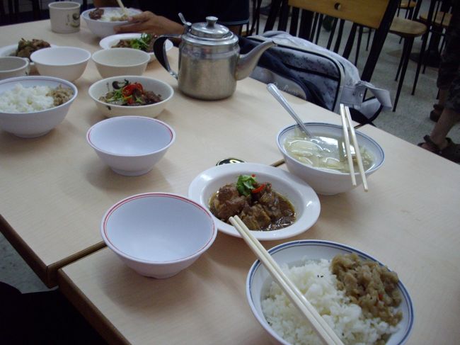 昼食を食べにワンタン麺、小ﾛﾝﾎﾟｳがおいしいお店です<br /><br />庶民的な食堂で、違うもの頼んでいた<br /><br />スープ、炒飯、牛肉めん、俳骨飯等１つ５０元〜７０元