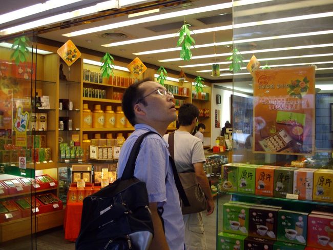 途中お茶屋さんによってお土産購入<br /><br />T−パックのお茶がいろいろ入ったもの、友人が１個１２０元在庫あるだけ大人買い購入してました（在庫があまりなく１０個くらい）<br /><br />