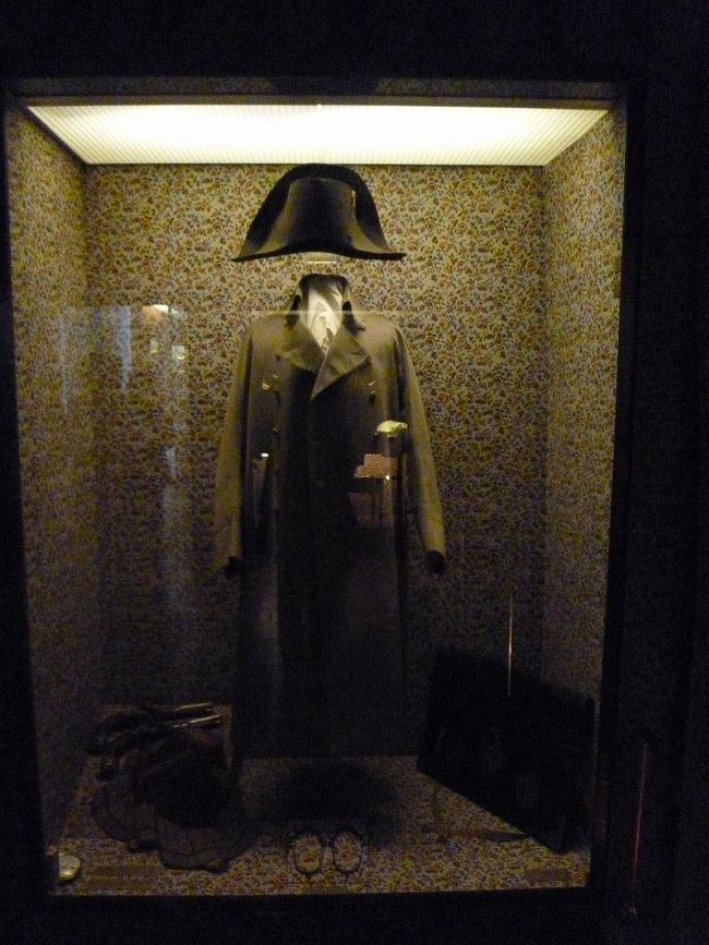 この日はナポレオン関連の展示があり、<br />←こんな衣装がずらり。<br />どうもナポレオンの小柄説は正しいようですね。<br />貴重なもの見れました。<br /><br />とにかくフランスはナポレオンに関するものが<br />多いｗｗ