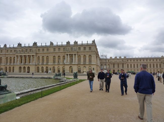 そして、午後はヴェルサイユ宮殿へ！天気がｗｗ<br />昼食は団体さん専用のぎゅうぎゅうなレストランで・・<br />これぞ、ザ・ツアーｗｗ<br /><br />宮殿はさすがに豪華！ですごい人！すごく背の高いセネガルの<br />物売りの人達！←ホントに高くて足速そう！<br />雨がぱらついたので、一瞬で傘を売り出しました（笑）<br /><br />