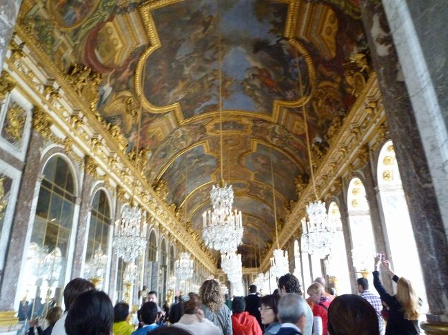 鏡の間☆<br />とにかく、人が多すぎで、スリもかなりいると、再度<br />イヤホンガイドで警告してくる添乗員さん！皆緊張！<br />バスの中で最近のスリの現状を散々聞かされてるので、<br />お洒落な人でも安心できない！天井を見ていても、意識は<br />かばんっみたいなｗｗ<br />ちょっと、いや、かなり疲れた。<br />皆フォンテーヌブローのほうが良かったと・・<br />順番逆だったら違ったのかも。