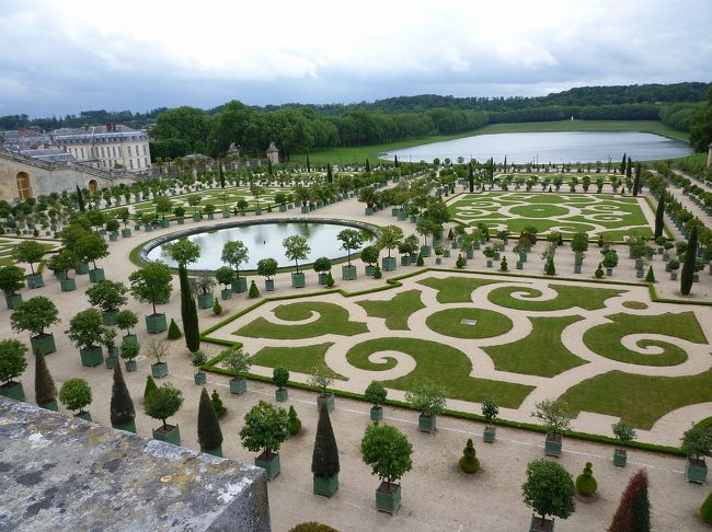 しばし、自由行動。けど、宮殿は出た状態なので、後は庭。<br />広ーい、圧巻だけど、トイレ行きたい・・状態。<br />けど、トイレ１時間待ち！！<br /><br />売店にもスリが！！<br />ラデュレあったけど、セットもののみでした。<br /><br />でも、どうしてもトイレへと数名が懇願。<br />近くの垣根を飛び越えて、カフェでエスプレッソ頼んで<br />借りました。行ってよかった〜<br />パリは渋滞ですから〜<br />これで、観光終了です。この後は一人。<br />トイレは皆でいっといたほうが安心♪