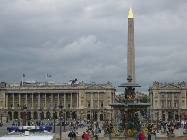 パリへと戻ってきました。添乗員さん手書きのフリータイムの過ごし方<br />を見ながら、リアルな情報を頭に叩き込んでいきます。<br />やはり本やネットで得た情報よりも、身に入ってきます。<br />添乗員さんいて良かった〜＾＾と思いましたね☆←臆病者っ<br /><br />コンコルド広場。<br />マリーアントワネットやルイ１６世が処刑された場所。<br />もう、パリの真ん中は見所満載☆