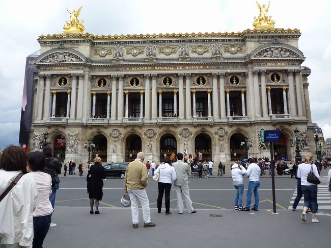 そして、ついにフリータイムへと。<br />オペラ座近くで解散、なのでやはりオペラ座へと数名ぞろぞろ。<br />ご一緒して・・・どこ入り口？<br />ぐるっと周って入場。