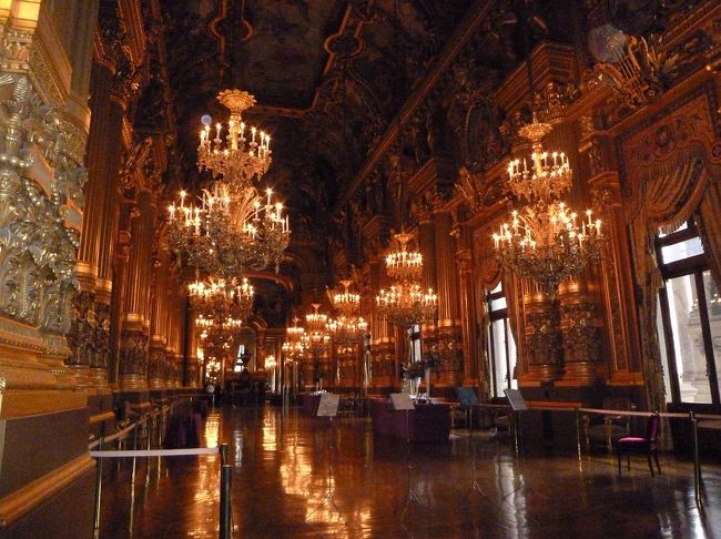 時間が無い為、ガイドはつかないけど、結構なお金を<br />とられたような・・・英語のできる子がやりとりしてくれた。<br />駆け足で見学。<br />素敵です！重厚なつくり、照明全てが「いや〜ん素敵やわ〜」<br />ってもうワクワクです♪<br />駆け足でも十分感動。