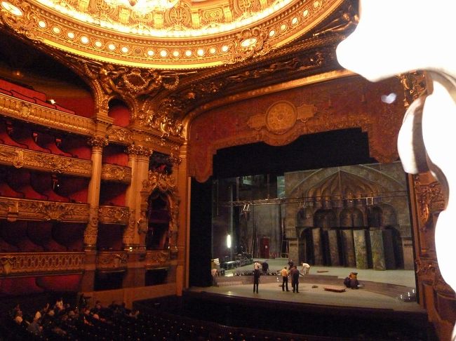 そして、ここ。空けていいんかな？空けちまえーって。<br />いいんです。<br />皆興奮状態でした。<br />天井の絵がかわいんですって？後で知りました。<br /><br />閉館間近で、トイレにも入らせてくれません。<br />掃除したからって。汚すなですって。まあ納得。<br /><br />売店は狭いですが、なかなかかわいかったな〜<br />買っときゃよかったと後悔。<br />だって、高いわと思った。けど、どこもいいものは高いのよ。<br /><br />そして、それぞれ別行動へと。<br />私は本当に一人です！皆さんから気をつけてーーてねぎらわれ出発！