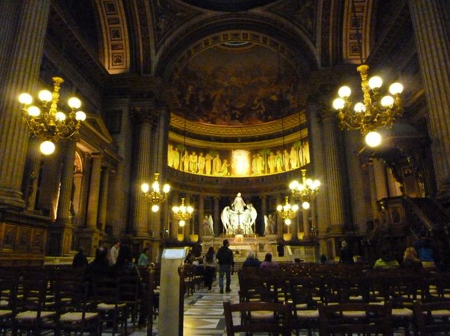 いざ、目指すはマドレーヌ寺院。が、しかし、即効<br />道間違えてましたｗｗ？？と思いパリジェンヌに聞いたら、<br />今着いたばかりという、メキシコ女子でした。うぅ〜<br />けど、親切で必死に調べて教えてくれました。アディオス！！<br /><br />すいご早歩きで到着。ここ無料♪パイプオルガンがすごいと噂。<br />けど、なんだろう・・オペラ座の後だからか？感動いまひとつ。<br />とりあえず、座って休憩。けど、近寄ってくる人や、やたらと<br />視線を感じて、退散。<br /><br />今日は日曜日、買い物できる店はほんとに閉まってる(ToT)<br />向かいのマスタードのマイユも・・<br />けど、行ってみよう。窓越しに覗き見。<br />すると、「○○さーん」と添乗員さん。どっと安心感が！（笑）<br />マドレーヌ寺院をさくっと見れて、時間が・・・って言うと、<br />でしょ。って。案外どこもさくっと見れるよって。<br />想定外ｗｗｗ