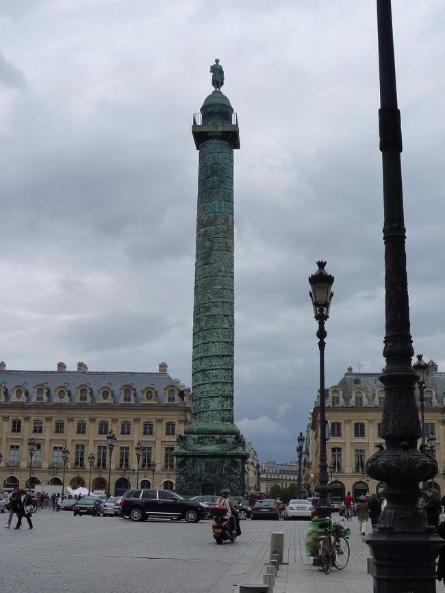 晩御飯は、添乗員さんと希望者達で一緒にムール貝を<br />食べに行くので、それまで時間を潰さねば！<br />遠くに行くわけにも行かず、ヴァンドーム広場つきぬけて、<br />てくてく。にしても、観光客多い！パリジェンヌどこ？<br />今日は祭りか？と思ったけど、ここはパリだもんね。<br />田舎心丸出しＷＷ<br /><br />途中レペットが！あぁーかわいい、バレエ衣装も生で初めて見た。<br />集合場所のランセルの看板下へと。