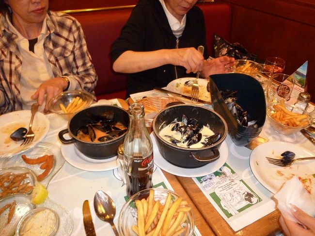 ムール貝でお馴染みのレオンへ。８名で夕食。<br />オーナーさんが日本人好きだそうで、２種類サービス♪<br />お腹パンパン！ビールがあうよ。これ。飲んでないけど。<br />後はみんなで帰るから、飲めばよかった。ここの、ビール<br />おいしいらしいよ。<br />皆好みはそれぞれ違いお好みのムール貝をほうばる(;O;)<br />おいしかったな〜〜♪♪<br />あと、地味にデザートもおいしいのです。ワッフルとなんだったけ？<br />皆で今までの旅の話や、もう既に次の計画やらワイワイお喋り♪