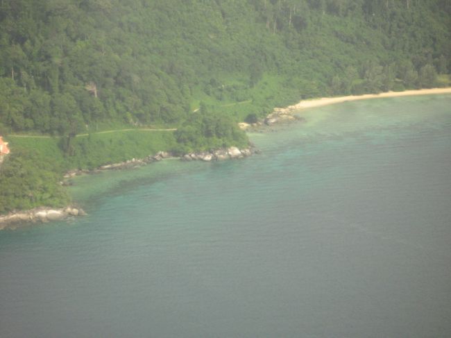 ベルジャヤ航空のプロペラ機からみえたティオマン島。この後急降下しながら旋回してスリリングな着陸をしました。乗客から拍手が沸き起こったほど。