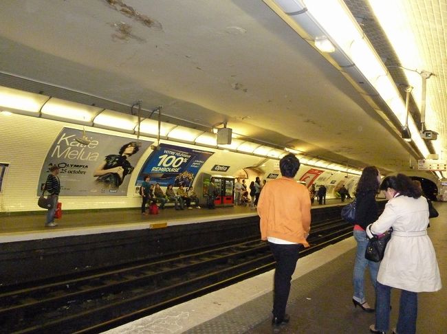 みんなで地下鉄。恐くないｗｗ<br />切符の買い方、ふんふんと聞いたけどよくわからんｗｗ<br /><br />結局明日の朝も乗るときはご一緒させて頂きました。<br />帰りの切符も買っときました。