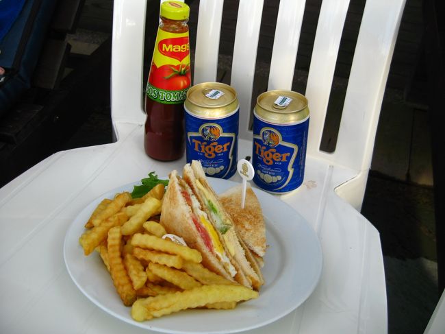 ホテルはベルジャヤ・ティオマン・ゴルフ＆スパリゾート。ホテルに来てすぐにランチ代わりのペルジャヤサンドイッチ、17ＲＭ。空港でビールを2.5RMでゲットしてきました。ひえひえでウマー。<br />