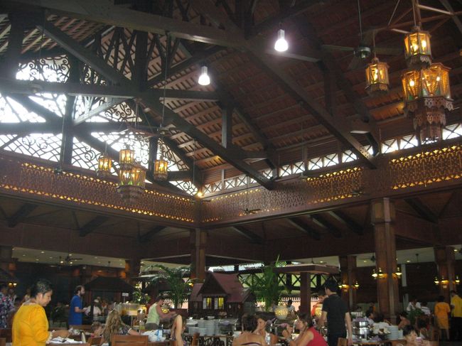 朝食と夕食はパッケージでビュッフェが含まれていました。品数はまぁまぁです。家族ずれも多かったですが、イタリア人がなぜか一番多かったような気がします。