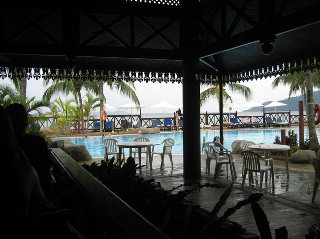 メインのレストランからみたプール。あまりお天気がよくなくてプールサイドで待ったりしてる時間がおおかったです。