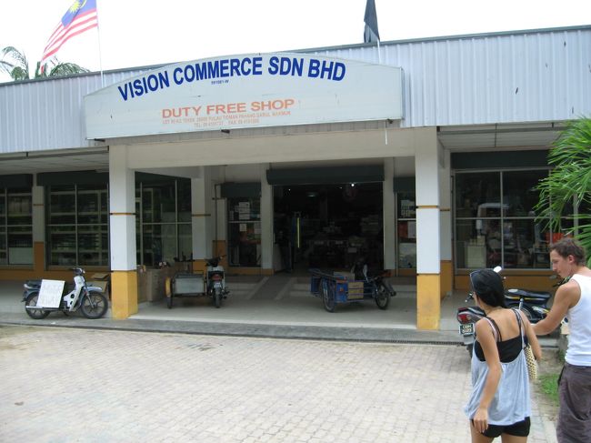 お土産を買いに行ったけどお土産になりそうなものは何もなかった・・・！シンガポールでもっと安く買えるようなものだったり、ダイソーにあるようなものだったり。タクシー代がシンガポールより高かったです。