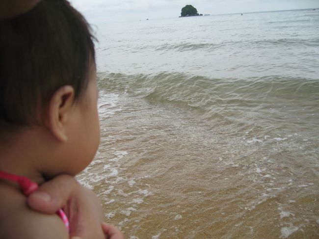 娘は海の波はあまり怖くはなかったみたい。まだよくわからないのかな？？