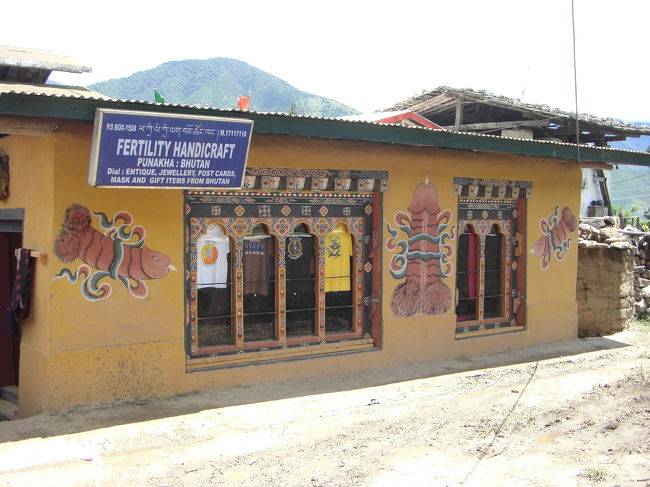 お土産屋もありました。と、言いたいところですが、家屋の壁画に象徴的な絵画が！