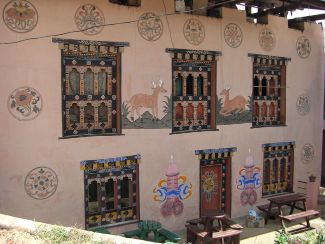 この家にも、いろんな壁画が描かれています。地方の方が、自由に描いていますね！