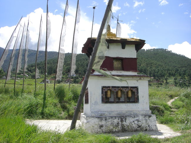 田んぼのなかにも、マニ車が建てられています。
