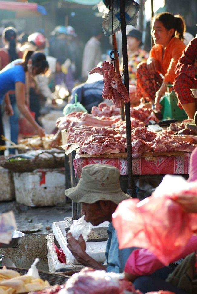 多くの人々の明るい挨拶が飛び交う、活気ある風景。