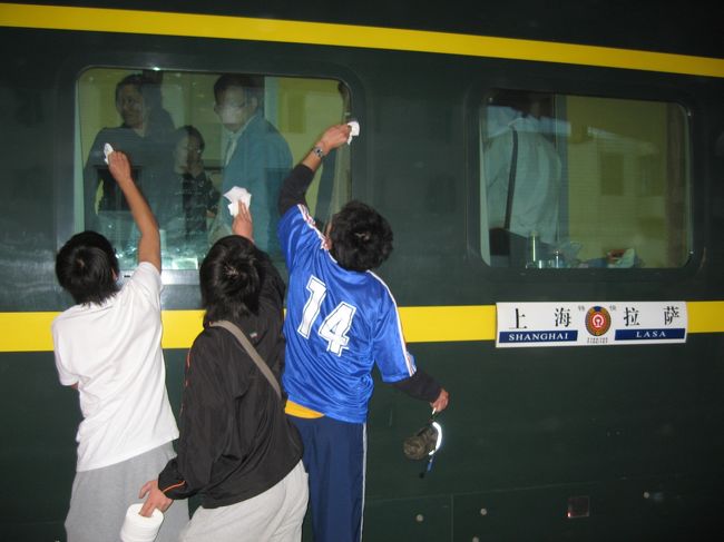 中国人の真似をして、みんなで窓をお掃除中。<br />中国人曰く、これから見る絶景を綺麗に見るため、自分の座席の窓を綺麗にするそうな。