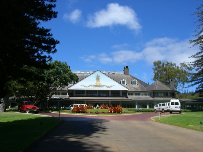 空港からシャトルバスで15分位、背の高い針葉樹並木を抜けると洒落た山小屋風ホテルが見えてきます。