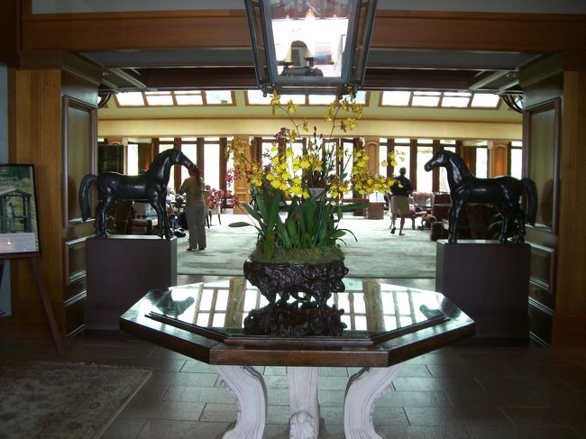 ウッディなロビーで、両端にはそれぞれ大きな暖炉。<br />８月なので昼間は点いてないけれど、夜は冷えるので点けます。<br />まさに高原ホテルです。