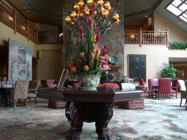 切り妻屋根の傾斜の吹き抜けとウッディなインテリア<br />とても贅沢な大人のリゾートホテルです。