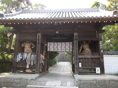 ■仁王門①
特に第２弾の旅では、本山寺（⇒http://4travel.jp/traveler/poi/album/10419228/）での参拝が済んだ後、恐らく車で５分もかからないであろう場所で食事と入浴をしていた（⇒http://4travel.jp/traveler/poi/pict/18083574/）。
更に参拝を続けても十分時間があったのに、である。
わざと残したのには２つ理由があり、その１つが、四国八十八ヵ所霊場の中で唯一、１つの境内に２つの札所が存在するので、母も連れて来ようと思ったこと。