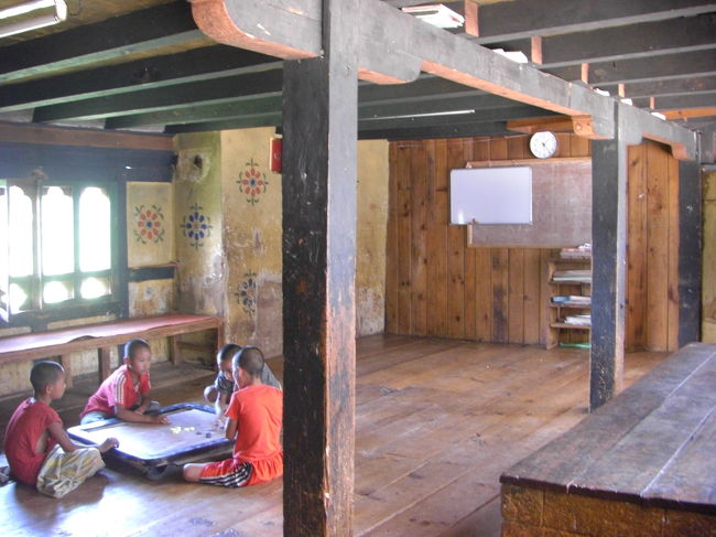 寺院の中に、教室があり、ここで小僧さん達が勉強しているようです。簡素な黒板も見えます。