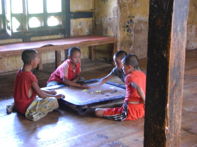 今日は日曜日。小僧さんも袈裟をぬいで、ボードゲームに興じています。